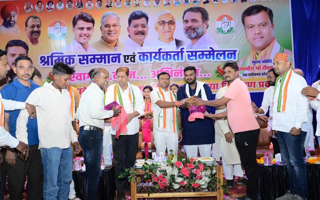 श्रमिक दिवस पर PCC चीफ ने किया श्रम वीरों का सम्मान श्रमिक दिवस पर PCC चीफ ने किया श्रम वीरों का सम्मान