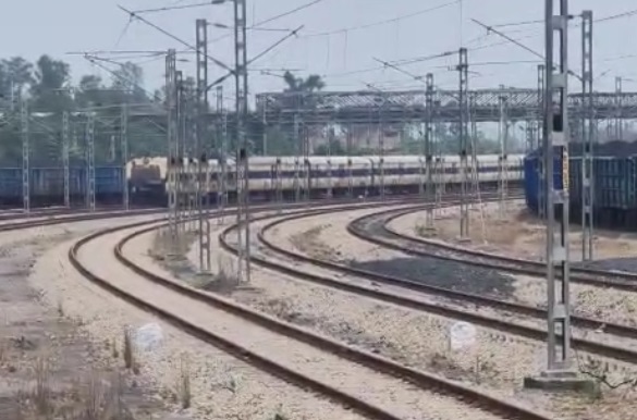 कोल साइडिंग पहुंची पैसेंजर ट्रेन, दो स्टेशन मास्टर सस्पेंड कोल साइडिंग पहुंची पैसेंजर ट्रेन, दो स्टेशन मास्टर सस्पेंड