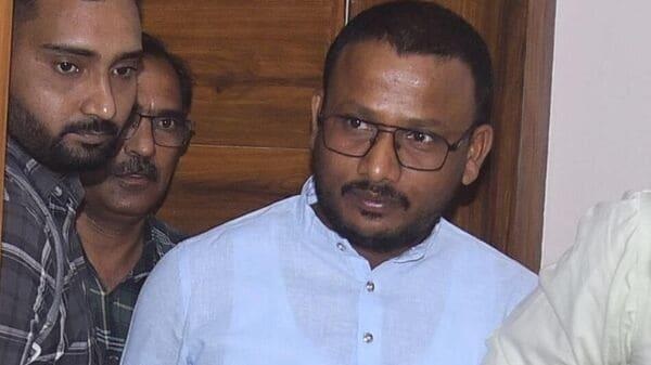 खदान मालिक से 20 लाख की वसूली करते रंगे हाथ पकड़ाए विधायक जयकृष्ण पटेल खदान मालिक से 20 लाख की वसूली करते रंगे हाथ पकड़ाए विधायक जयकृष्ण पटेल