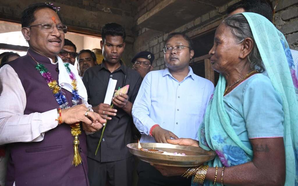 पीएम आवास योजना की हितग्राही सोनाई बाई के घर पहुंचे सीएम साय पीएम आवास योजना की हितग्राही सोनाई बाई के घर पहुंचे सीएम साय