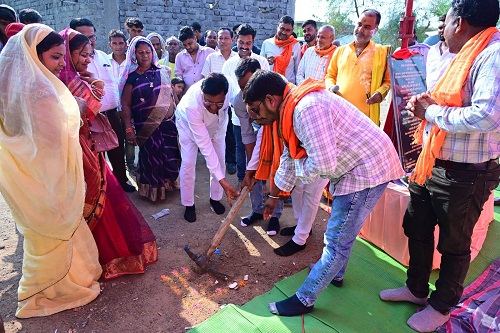 खाद्यमंत्री ने किया संबलपुर में सीसी सड़क निर्माण कार्य का भूमिपूजन खाद्यमंत्री ने किया संबलपुर में सीसी सड़क निर्माण कार्य का भूमिपूजन
