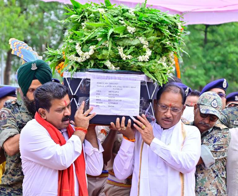 सीएम साय ने नक्सल मुठभेड़ में शहीद जवान के पार्थिव शरीर को दिया कंधा सीएम साय ने नक्सल मुठभेड़ में शहीद जवान के पार्थिव शरीर को दिया कंधा