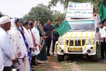 मुख्यमंत्री की धर्मपत्नी कौशल्या साय ने विकसित कृषि संकल्प अभियान रथ को हरी झंड़ी दिखा कर की रवाना