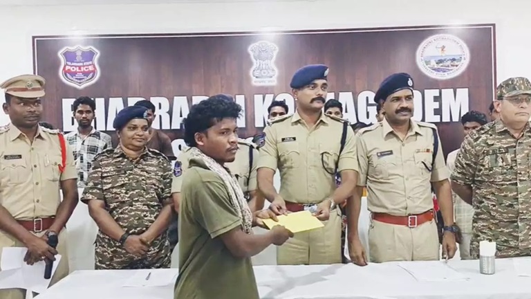 17 नक्सलियों ने किया आत्मसमर्पण, सुरक्षा बलों की सख्ती और पुनर्वास नीति का असर 17 नक्सलियों ने किया आत्मसमर्पण, सुरक्षा बलों की सख्ती और पुनर्वास नीति का असर