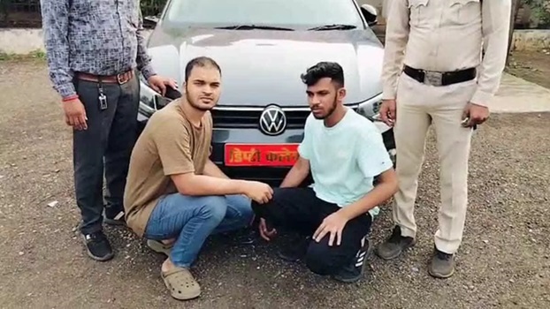 कार में डिप्टी कलेक्टर का नेम प्लेट लगाना पड़ा भारी, युवक गिरफ्तार कार में डिप्टी कलेक्टर का नेम प्लेट लगाना पड़ा भारी, युवक गिरफ्तार