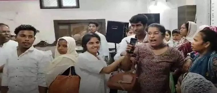धर्मांतरण को लेकर भारी हंगामा धर्मांतरण रैकेट में 20 लोग पकड़े गए, कवर्धा में बड़ी कार्रवाई…