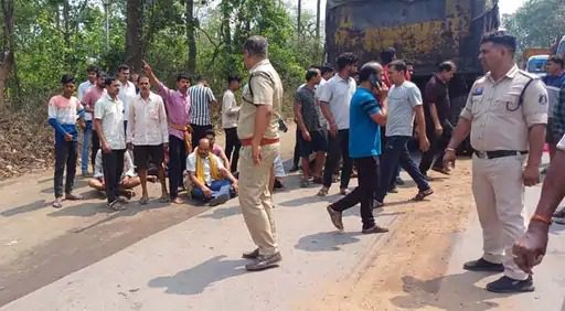 रायगढ़: ट्रेलर ने बाइक सवार पति-पत्नी को मारी टक्कर सड़क दुर्घटना में महिला की मौत रायगढ़: ट्रेलर ने बाइक सवार पति-पत्नी को मारी टक्कर सड़क दुर्घटना में महिला की मौत