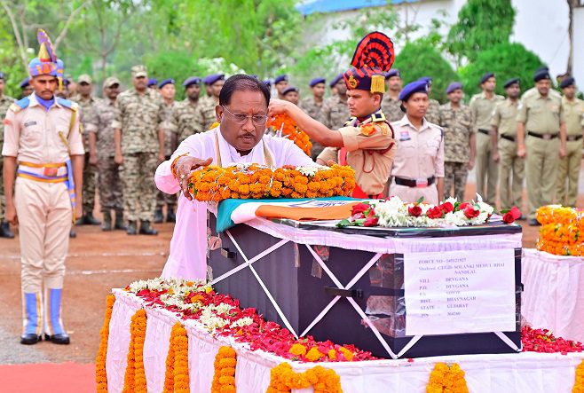 मुख्यमंत्री ने नक्सल मुठभेड़ में शहीद जवान मेहुल भाई को दी श्रद्धांजलि मुख्यमंत्री ने नक्सल मुठभेड़ में शहीद जवान मेहुल भाई को दी श्रद्धांजलि