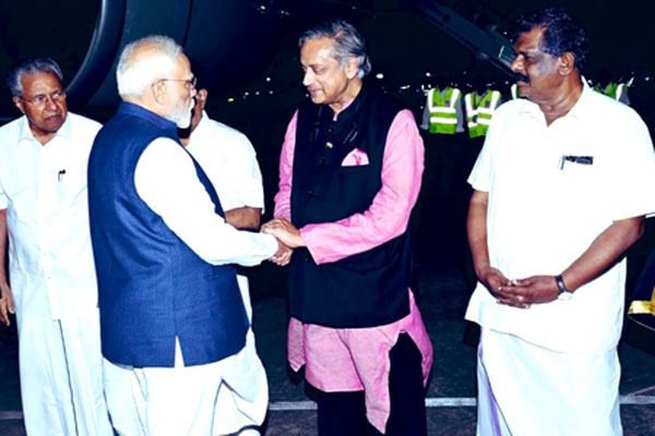 पीएम मोदी के स्वागत के लिए दिल्ली से केरल पहुंचे शशि थरूर पीएम मोदी के स्वागत के लिए दिल्ली से केरल पहुंचे शशि थरूर