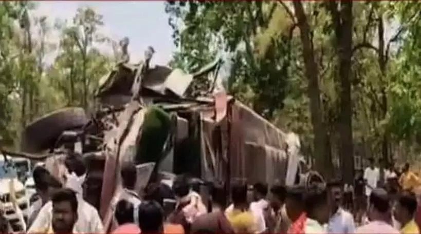 बलरामपुर में बड़ा हादसा, एक महिला बस के नीचे दब गई, 10 बस यात्री घायल… बलरामपुर में बड़ा हादसा, एक महिला बस के नीचे दब गई, 10 बस यात्री घायल…