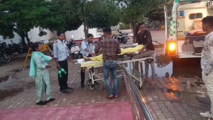 अचानक करवट ली और गरज-चमक के साथ बेमौसम बारिश के दौरान,आकाशीय बिजली की चपेट में आने से वन श्रमिक की दर्दनाक मौत…