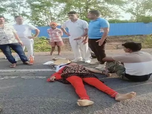 बुलेट को तेज रफ्तार बस ने लिया चपेट, महिला टीचर की मौत… बुलेट को तेज रफ्तार बस ने लिया चपेट, महिला टीचर की मौत…
