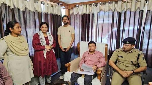 छत्तीसगढ़: जशपुर पुलिस ने बंटी-बबली की तर्ज पर 150 करोड़ की ठगी के दो मुख्य आरोपी भेजे गए जेल; दो अन्य की तलाश जारी छत्तीसगढ़: जशपुर पुलिस ने बंटी-बबली की तर्ज पर 150 करोड़ की ठगी के दो मुख्य आरोपी भेजे गए जेल; दो अन्य की तलाश जारी