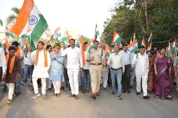 तिरंगा यात्रा के साथ ही शहरवासियों में दिखी देशप्रेम और एकता की झलक,सेना के पराक्रम को नमन करते हुए लगाये भारतमाता की जयकारे तिरंगा यात्रा के साथ ही शहरवासियों में दिखी देशप्रेम और एकता की झलक,सेना के पराक्रम को नमन करते हुए लगाये भारतमाता की जयकारे