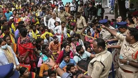 लैराई देवी मंदिर में मची भगदड़, 7 लोगों की मौत, 50 से ज्यादा लोग घायल लैराई देवी मंदिर में मची भगदड़, 7 लोगों की मौत, 50 से ज्यादा लोग घायल
