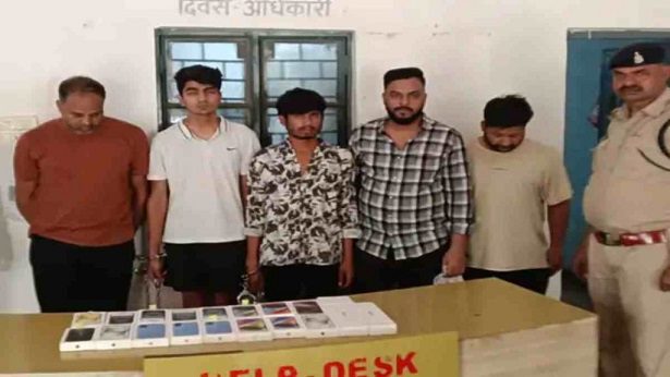 कारोबारी का बेटा निकला चोर रिलायंस शोरूम से 17 आईफोन पार कर दुकानदारों को बेचा…