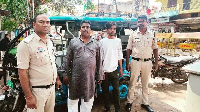 ई-रिक्शा में घूम-घूमकर बेच रहे थे गांजा, पुरानी बस्ती में दो सप्लायर गिरफ्तार ई-रिक्शा में घूम-घूमकर बेच रहे थे गांजा, पुरानी बस्ती में दो सप्लायर गिरफ्तार