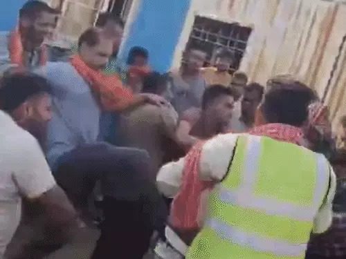 कांकेर में डीजल चोरी का आरोप, गुस्साए ड्राइवरों ने फिर ठेकेदार को बांध कर मारा कांकेर में डीजल चोरी का आरोप, गुस्साए ड्राइवरों ने फिर ठेकेदार को बांध कर मारा