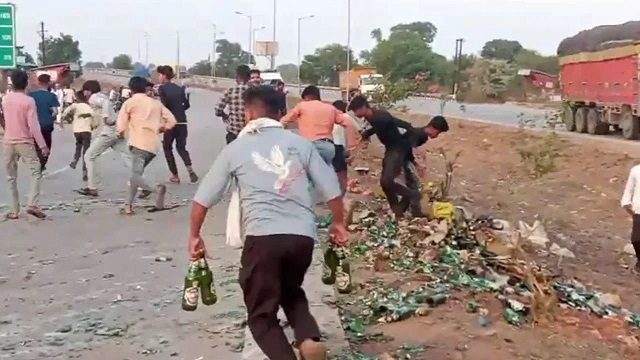 भैंस को बचाने के चक्कर में बीयर से भरा ट्रक पलटा, 40 डिग्री गर्मी में लूट की होड़, लाखों का माल गायब… भैंस को बचाने के चक्कर में बीयर से भरा ट्रक पलटा, 40 डिग्री गर्मी में लूट की होड़, लाखों का माल गायब…