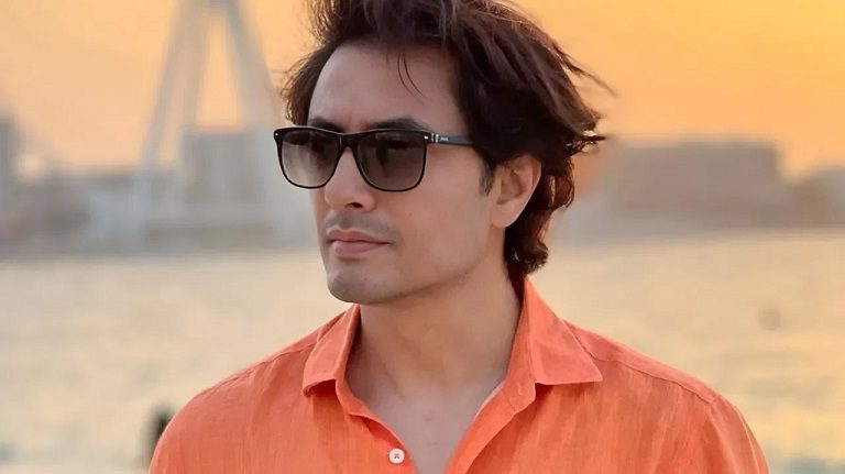 घर के पास गिरे बम तो पाकिस्तानी सिंगर अली जफर के उडे़ होश, बचाने की लगाई गुहार घर के पास गिरे बम तो पाकिस्तानी सिंगर अली जफर के उडे़ होश, बचाने की लगाई गुहार
