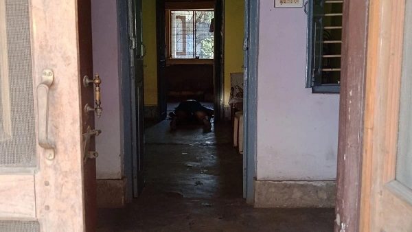 रिटायर्ड शिक्षक और पत्नी की घर में मिली लाश, बदबू से खुला राज… रिटायर्ड शिक्षक और पत्नी की घर में मिली लाश, बदबू से खुला राज…