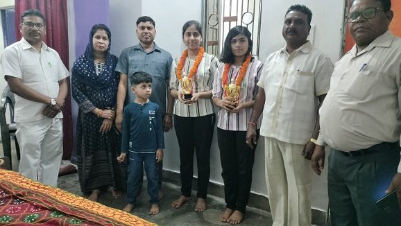 कोरबा: सतनामी समाज की बेटियों ने रचा इतिहास: सृष्टि और पायल की शानदार सफलता कोरबा: सतनामी समाज की बेटियों ने रचा इतिहास: सृष्टि और पायल की शानदार सफलता