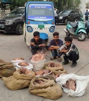 रायपुर: तांबा वायर चोरी की गुत्थी को पुलिस ने सुलझा लिया, तीन आरोपियों गिरफ्तार, 343 किलो वायर और वाहन ज़ब्त रायपुर: तांबा वायर चोरी की गुत्थी को पुलिस ने सुलझा लिया, तीन आरोपियों गिरफ्तार, 343 किलो वायर और वाहन ज़ब्त