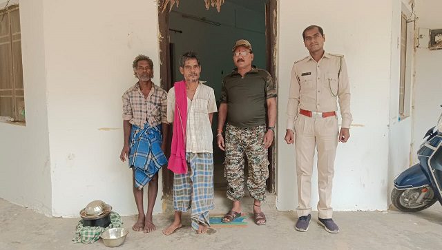 लैलूंगा वन विभाग की कार्यवाही: संरक्षित जंगली कोटरी के शिकार में दो आरोपी गिरफ्तार लैलूंगा वन विभाग की कार्यवाही: संरक्षित जंगली कोटरी के शिकार में दो आरोपी गिरफ्तार