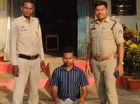 खुदको गृह मंत्री पीए बनकर धमकाने वाला युवक गिरफ्तार खुदको गृह मंत्री पीए बनकर धमकाने वाला युवक गिरफ्तार