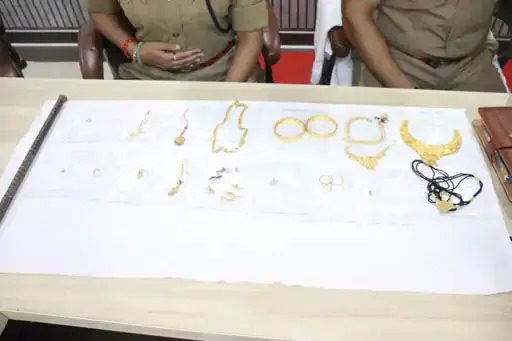 पुलिस ने पंजाब से चोर को दबोचा, जगदलपुर में दिया था वारदात को अंजाम… पुलिस ने पंजाब से चोर को दबोचा, जगदलपुर में दिया था वारदात को अंजाम…