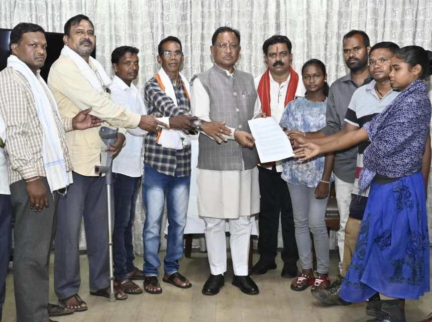 मुख्यमंत्री विष्णु देव साय से नक्सल हिंसा पीड़ितों के प्रतिनिधिमंडल ने की मुलाकात मुख्यमंत्री विष्णु देव साय से नक्सल हिंसा पीड़ितों के प्रतिनिधिमंडल ने की मुलाकात