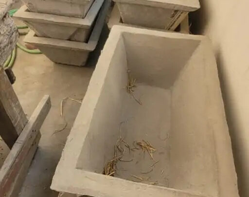 गर्मी में मवेशियों के लिए पानी उपलब्ध कराने हेतु बांटे पात्र