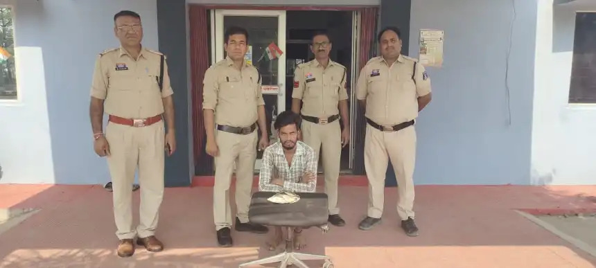 फल दुकान में चोरी करने का कथित आरोपी गिरफ्तार फल दुकान में चोरी करने का कथित आरोपी गिरफ्तार
