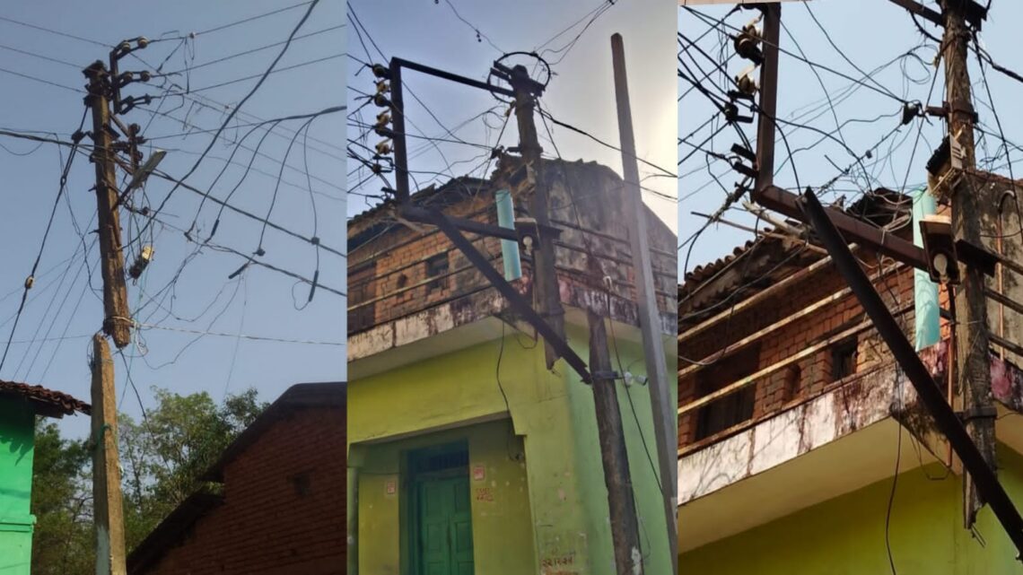 KORBA:महीनों से टूटा बिजली का खंभा, बड़ी दुर्घटना की आशंका KORBA:महीनों से टूटा बिजली का खंभा, बड़ी दुर्घटना की आशंका