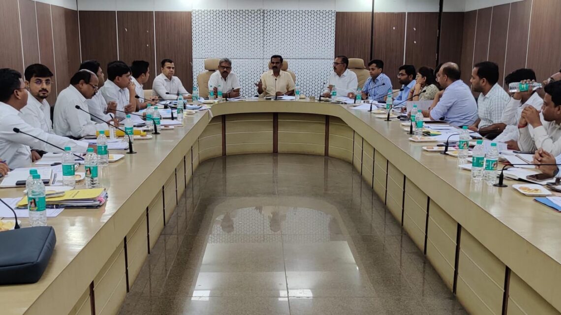 हाई सिक्योरिटी नम्बर प्लेट के संबंध में क्षेत्रीय परिवहन अधिकारियों एवं अनुबंधित कंपनियों की ली गई हाई लेवल बैठक