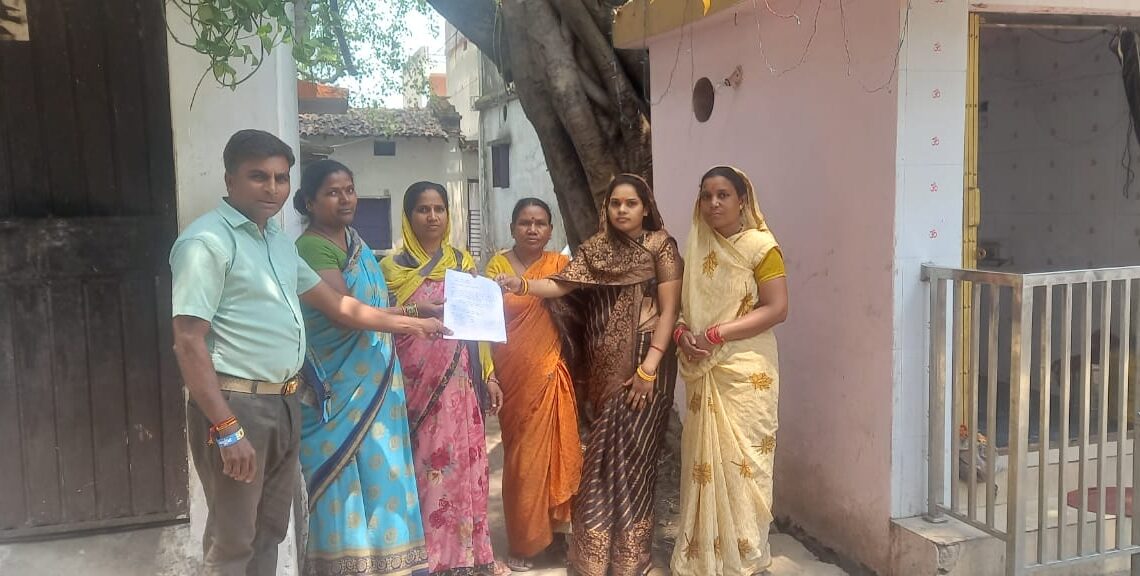 कोरबा में पीपल वृक्ष के गिरने का खतरा, स्थानीय निवासियों ने सौंपा ज्ञापन
