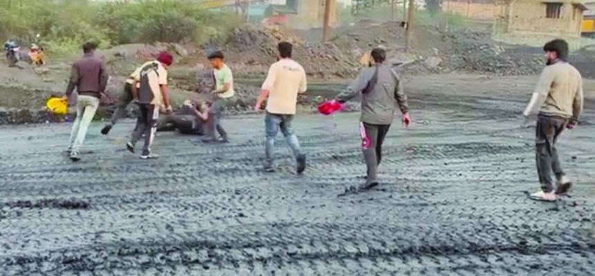 कोरबा में कोयला खदान विवाद : दो गुटों में मारपीट और चाकूबाजी…मामला दर्ज कोरबा में कोयला खदान विवाद : दो गुटों में मारपीट और चाकूबाजी…मामला दर्ज