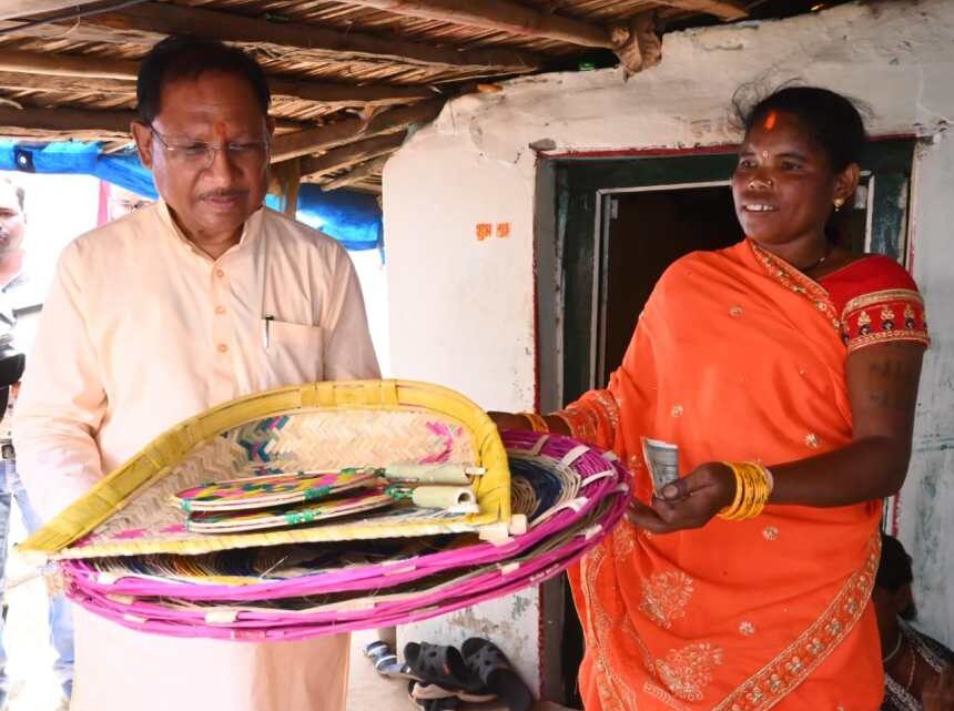 सीएम विष्णु देव साय ने कमार बस्ती में बांस शिल्प को सराहा: परिवार में शादी के लिए स्वयं खरीदे पर्रा, धुकना और सुपा