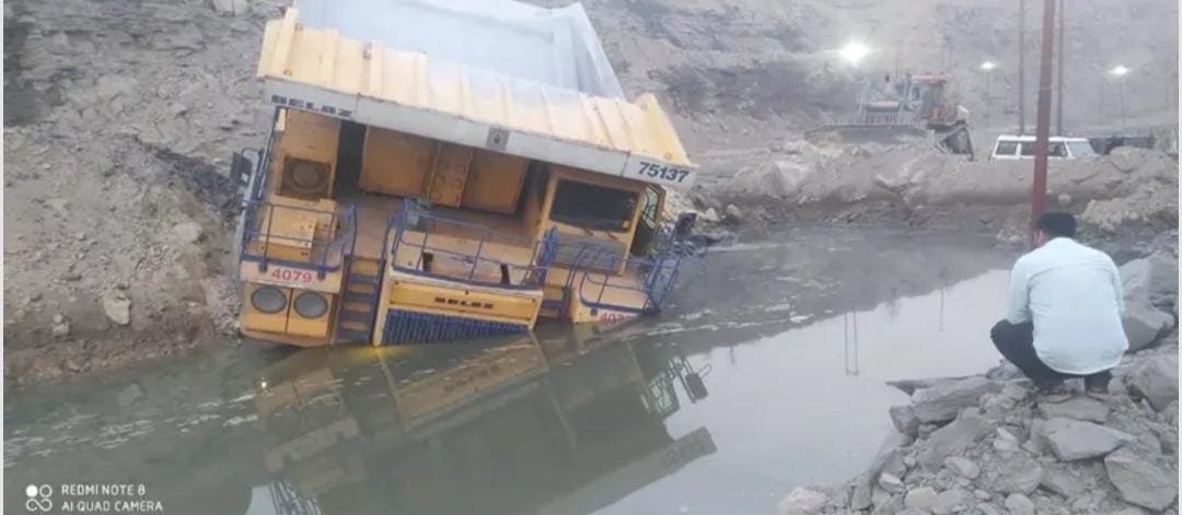 गेवरा परियोजना में बड़ा हादसा टल गया, डंपर पानी में गिरा गेवरा परियोजना में बड़ा हादसा टल गया, डंपर पानी में गिरा