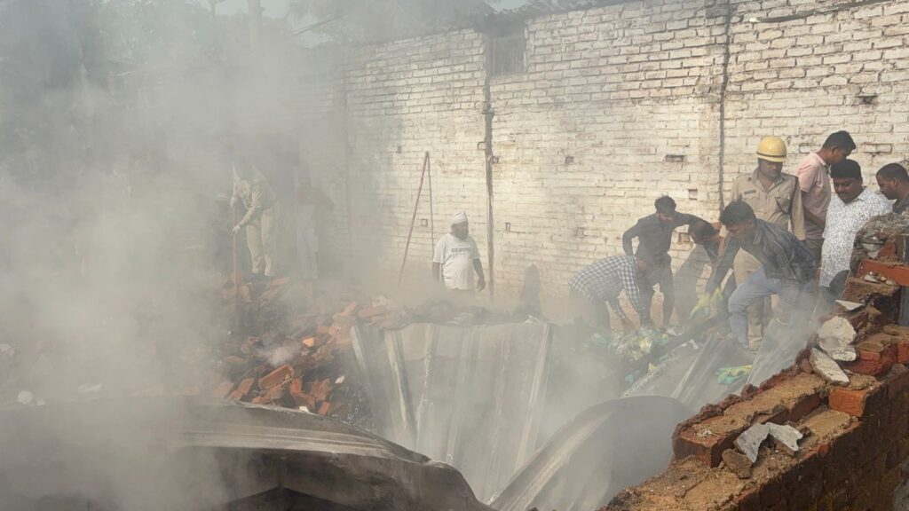 कोरबा के जिला अस्पताल के सामने हैंड ग्लव्स गोदाम में भीषण आग कोरबा के जिला अस्पताल के सामने हैंड ग्लव्स गोदाम में भीषण आग