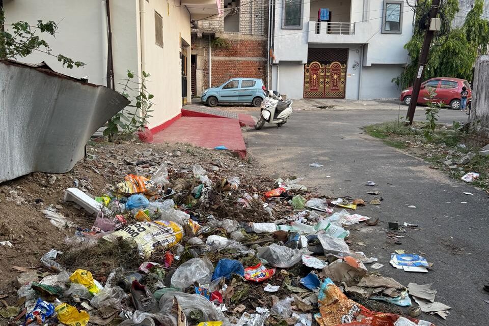 पंडित रवि शंकर नगर में कचरे का अंबार, महामारी का खतरा पंडित रवि शंकर नगर में कचरे का अंबार, महामारी का खतरा