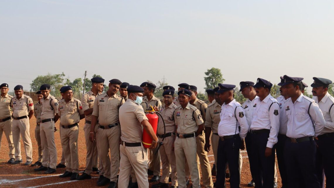 मुंगेली SP के निर्देशन में लिया गया जनरल परेड तथा आग लगने पर आपातकाल स्थिति में बचाव को लेकर पुलिसकर्मियों को कराया गया मॉक ड्रिल मुंगेली SP के निर्देशन में लिया गया जनरल परेड तथा आग लगने पर आपातकाल स्थिति में बचाव को लेकर पुलिसकर्मियों को कराया गया मॉक ड्रिल