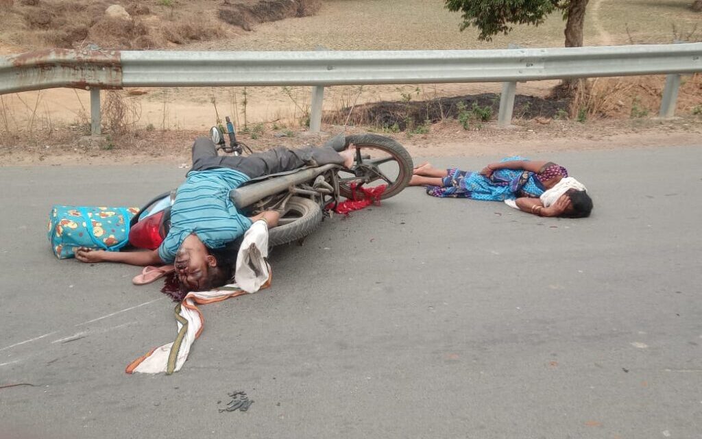 दर्दनाक हादसा: तेज रफ्तार कार ने बाइक सवार दंपती को मारी टक्कर दर्दनाक हादसा: तेज रफ्तार कार ने बाइक सवार दंपती को मारी टक्कर