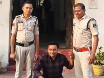 NTPC का फर्जी HR अधिकारी गिरफ्तार, नौकरी के बहाने 7 लाख ठगे: पुलिस ने आरोपी को बिलासपुर से पकड़ा NTPC का फर्जी HR अधिकारी गिरफ्तार, नौकरी के बहाने 7 लाख ठगे: पुलिस ने आरोपी को बिलासपुर से पकड़ा