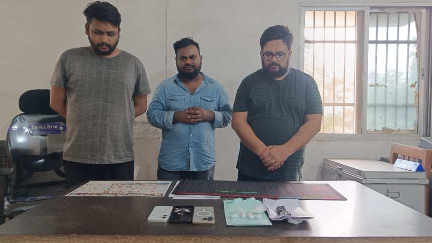 प्रतिबंधित मादक पदार्थ कोकीन के साथ 3 आरोपी गिरफ्तार प्रतिबंधित मादक पदार्थ कोकीन के साथ 3 आरोपी गिरफ्तार