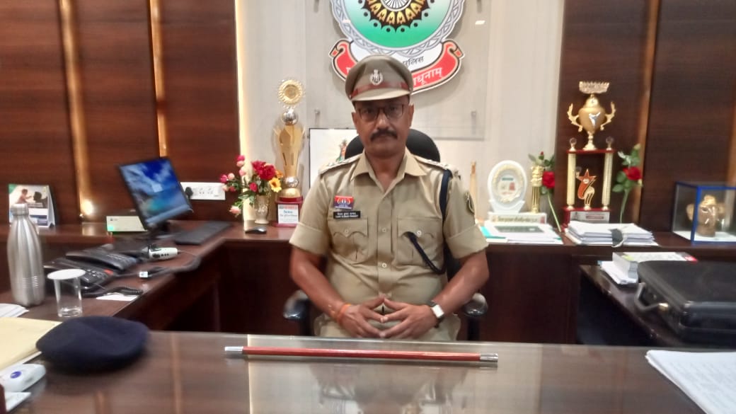 नव पदस्थ पुलिस अधीक्षक विजय पाण्डेय ने चांपा थाने का किया औचक निरीक्षण, दिए आवश्यक दिशा-निर्देश नव पदस्थ पुलिस अधीक्षक विजय पाण्डेय ने चांपा थाने का किया औचक निरीक्षण, दिए आवश्यक दिशा-निर्देश