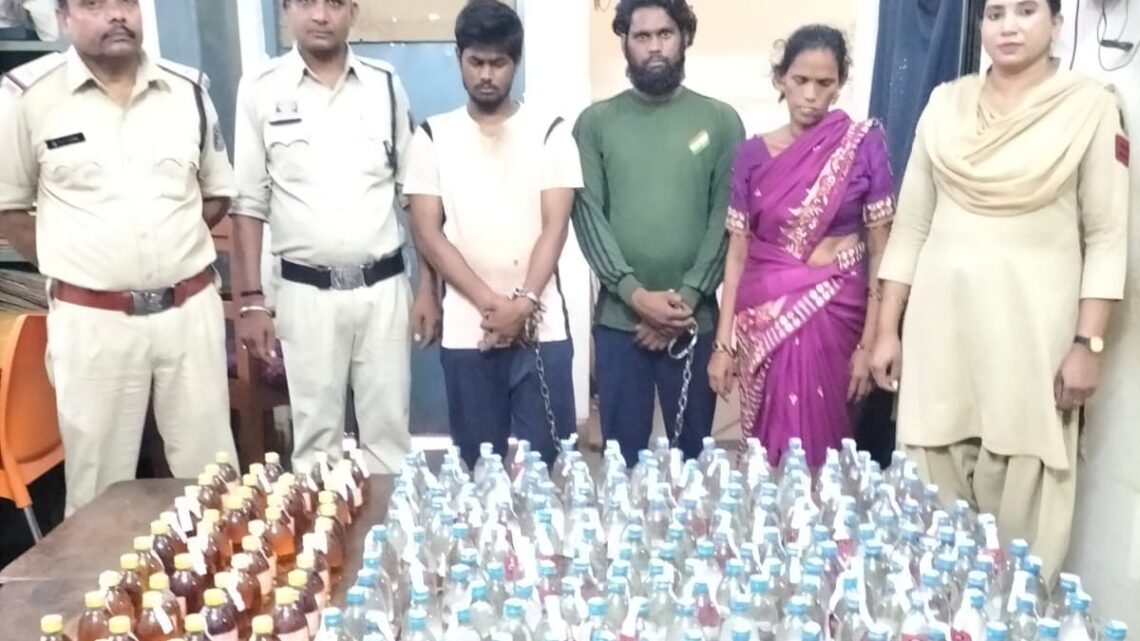 रायपुर पुलिस ने अवैध शराब भंडारण और बिक्री के आरोप में 3 लोगों को किया गिरफ्तार रायपुर पुलिस ने अवैध शराब भंडारण और बिक्री के आरोप में 3 लोगों को किया गिरफ्तार