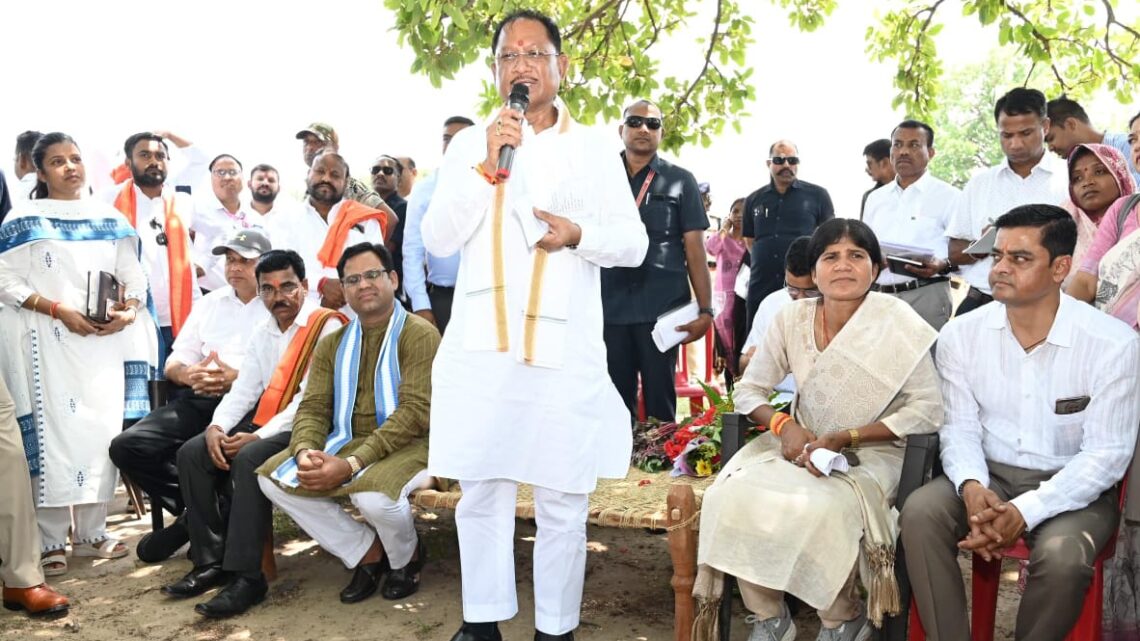 महुआ पेड़ की छांव में सुशासन की चौपाल: चुकतीपानी में मुख्यमंत्री का अचानक दौरा, बैगा समुदाय ने जताया आत्मीय स्वागत महुआ पेड़ की छांव में सुशासन की चौपाल: चुकतीपानी में मुख्यमंत्री का अचानक दौरा, बैगा समुदाय ने जताया आत्मीय स्वागत