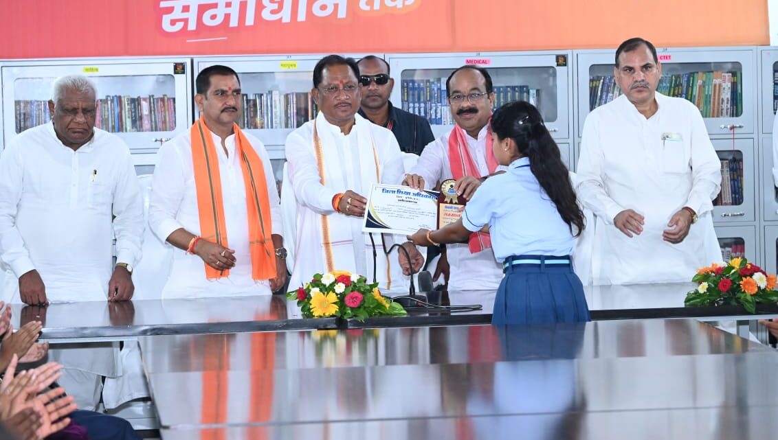 मुख्यमंत्री ने मुंगेली जिला ग्रंथालय में किया अतिरिक्त कक्ष का लोकार्पण, विद्यार्थियों को दिए सफलता के सूत्र मुख्यमंत्री ने मुंगेली जिला ग्रंथालय में किया अतिरिक्त कक्ष का लोकार्पण, विद्यार्थियों को दिए सफलता के सूत्र