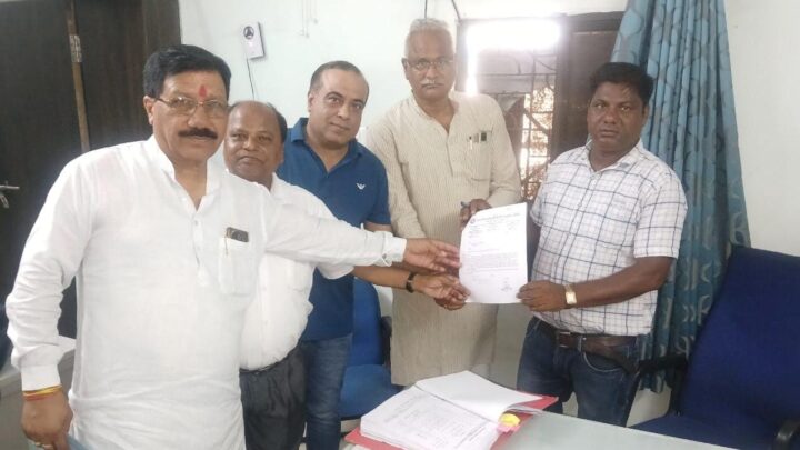 रेलवे की लेट-लतीफी से परेशान हुई कोरबा की जनता..चैंबर ऑफ कॉमर्स के पदाधिकारियों ने ज्ञापन सौंपा